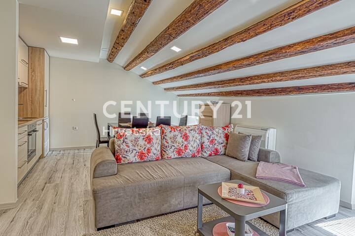 POREČ, ENOSOBNO STANOVANJE, CENTER MESTA, PRVA VRSTA OB MORJU