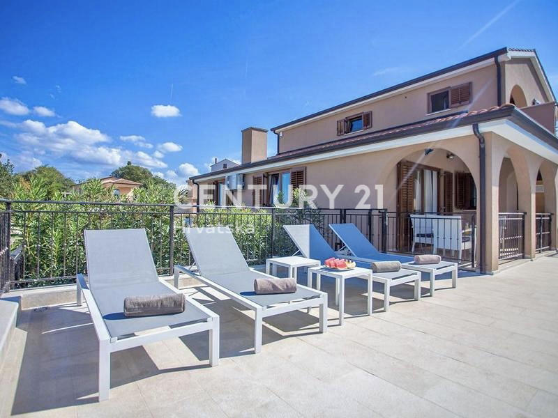 POREČ, PRODAJA SAMOSTOJNA HIŠA S BAZENOM IN ČUDOVITIM POGLEDOM NA MORJE