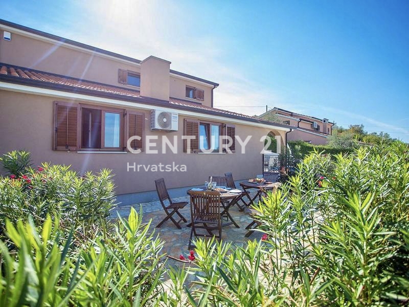 POREČ, PRODAJA SAMOSTOJNA HIŠA S BAZENOM IN ČUDOVITIM POGLEDOM NA MORJE