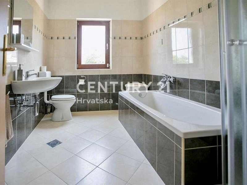 POREČ, PRODAJA SAMOSTOJNA HIŠA S BAZENOM IN ČUDOVITIM POGLEDOM NA MORJE