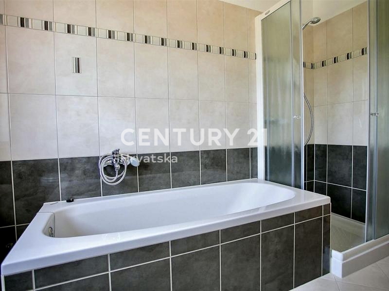 POREČ, PRODAJA SAMOSTOJNA HIŠA S BAZENOM IN ČUDOVITIM POGLEDOM NA MORJE