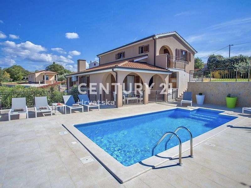 POREČ, PRODAJA SAMOSTOJNA HIŠA S BAZENOM IN ČUDOVITIM POGLEDOM NA MORJE