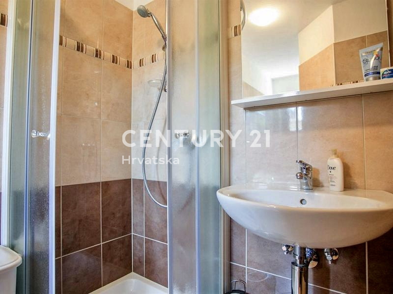 POREČ, PRODAJA SAMOSTOJNA HIŠA S BAZENOM IN ČUDOVITIM POGLEDOM NA MORJE