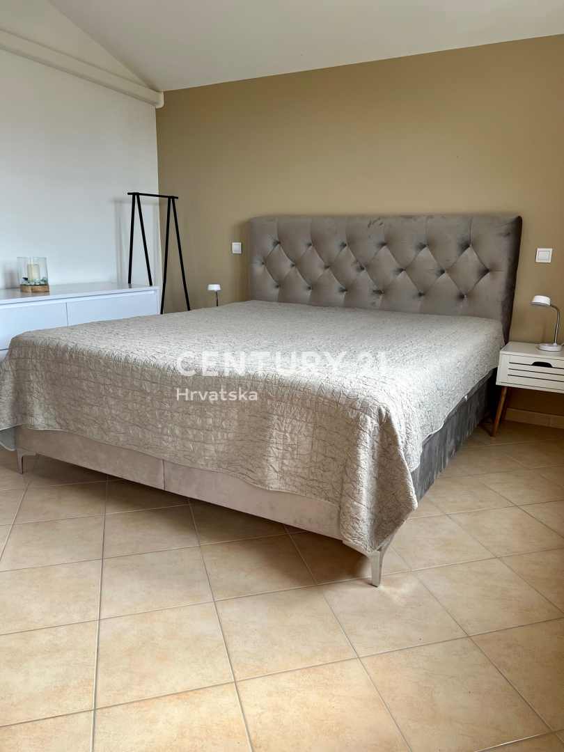 POREČ, PRODAJA SAMOSTOJNA HIŠA S BAZENOM IN ČUDOVITIM POGLEDOM NA MORJE