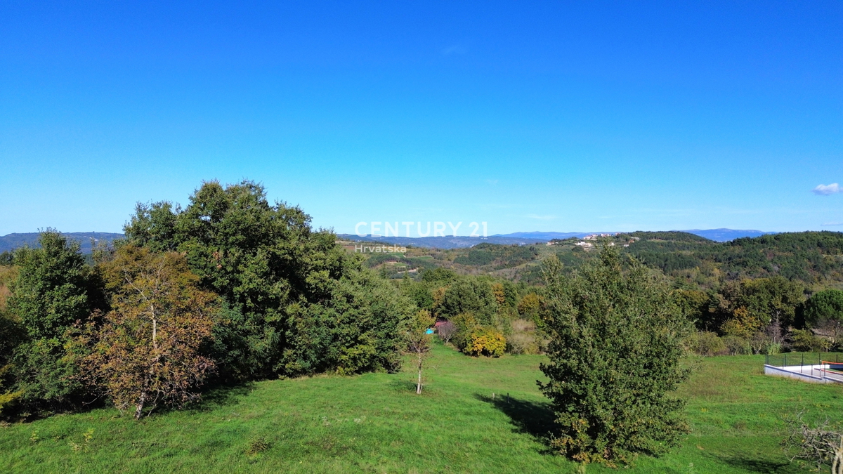 MOTOVUN, OKOLICA, GRADBENI ZEMLJIŠČE Z ODPRTIM POGLEDOM NA NARAVO