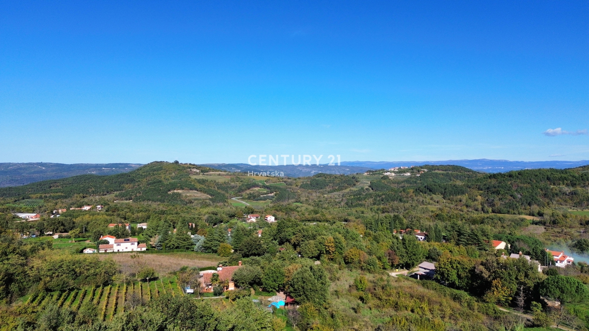 MOTOVUN, OKOLICA, GRADBENI ZEMLJIŠČE Z ODPRTIM POGLEDOM NA NARAVO