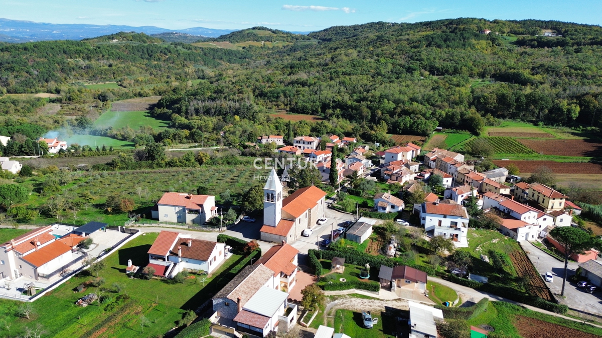 MOTOVUN, OKOLICA, GRADBENI ZEMLJIŠČE Z ODPRTIM POGLEDOM NA NARAVO
