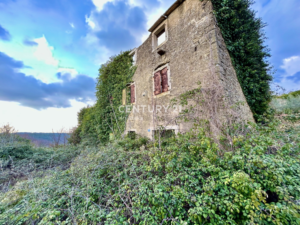 GROŽNJAN, OKOLICA, KAMNITA HIŠA S PANORAMSKIM RAZGLEDOM ZA PRENOVO