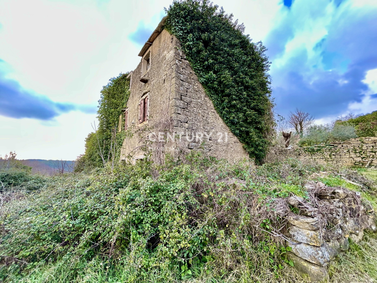 GROŽNJAN, OKOLICA, KAMNITA HIŠA S PANORAMSKIM RAZGLEDOM ZA PRENOVO
