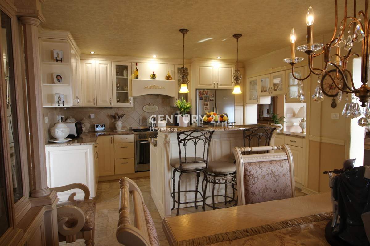 LABIN, RABAC, HIŠA S 4 STANOVANJI, ODPRT POGLED NA MORJE IN STARI GRAD LABIN