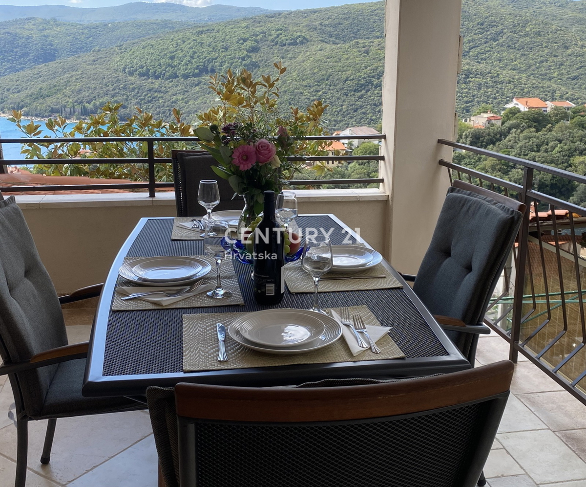 LABIN, RABAC, HIŠA S 4 STANOVANJI, ODPRT POGLED NA MORJE IN STARI GRAD LABIN