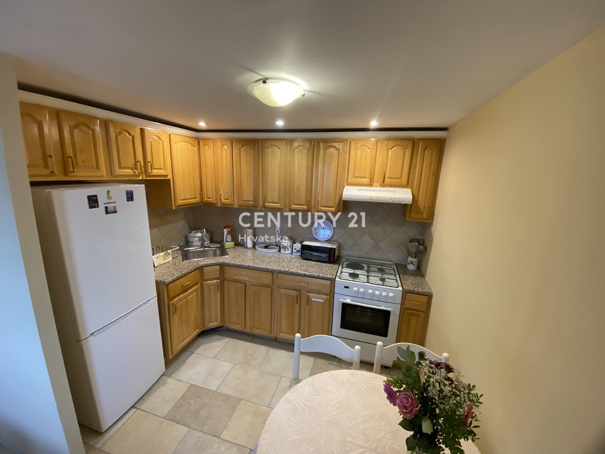 LABIN, RABAC, HIŠA S 4 STANOVANJI, ODPRT POGLED NA MORJE IN STARI GRAD LABIN