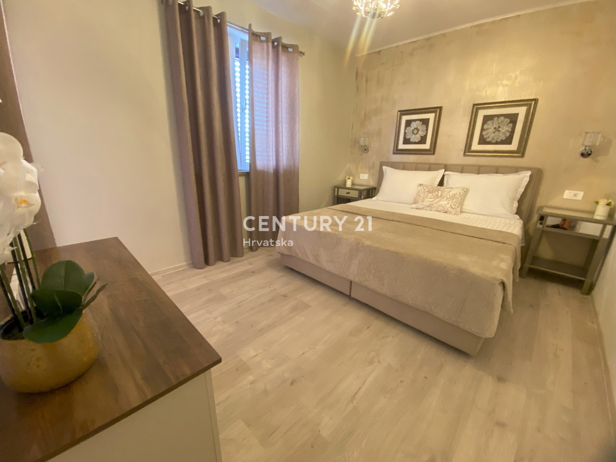 LABIN, RABAC, HIŠA S 4 STANOVANJI, ODPRT POGLED NA MORJE IN STARI GRAD LABIN