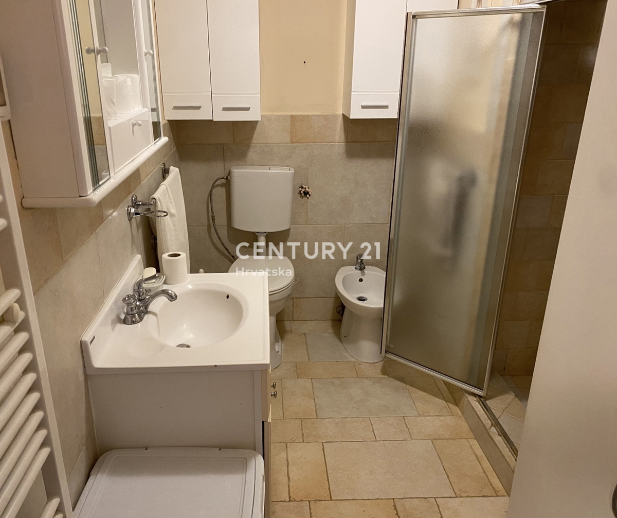 LABIN, RABAC, HIŠA S 4 STANOVANJI, ODPRT POGLED NA MORJE IN STARI GRAD LABIN