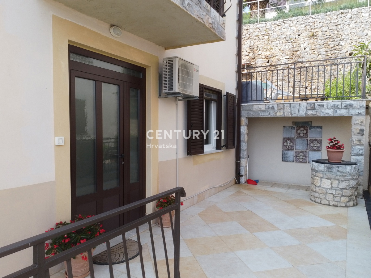 LABIN, RABAC, HIŠA S 4 STANOVANJI, ODPRT POGLED NA MORJE IN STARI GRAD LABIN