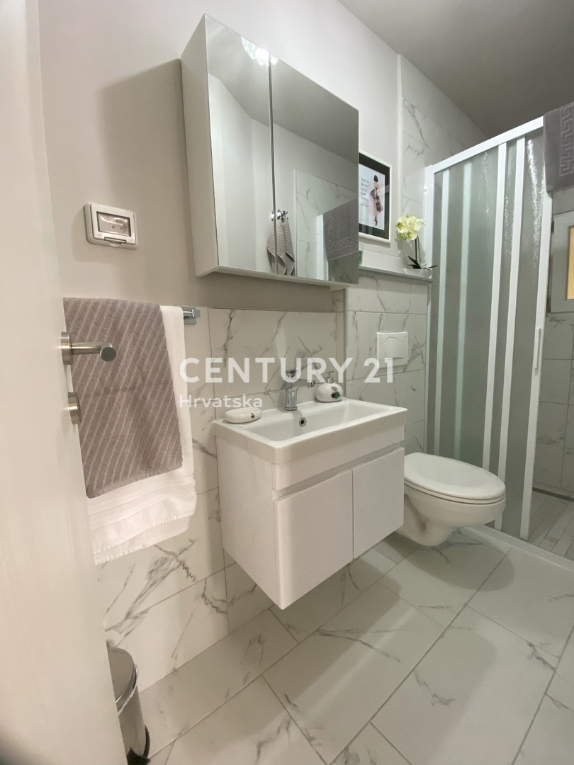 LABIN, RABAC, HIŠA S 4 STANOVANJI, ODPRT POGLED NA MORJE IN STARI GRAD LABIN