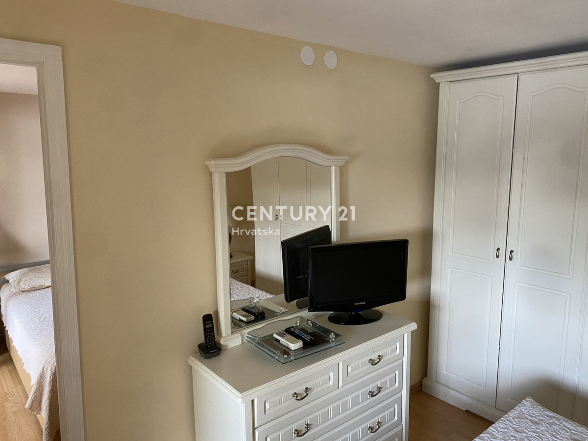 LABIN, RABAC, HIŠA S 4 STANOVANJI, ODPRT POGLED NA MORJE IN STARI GRAD LABIN