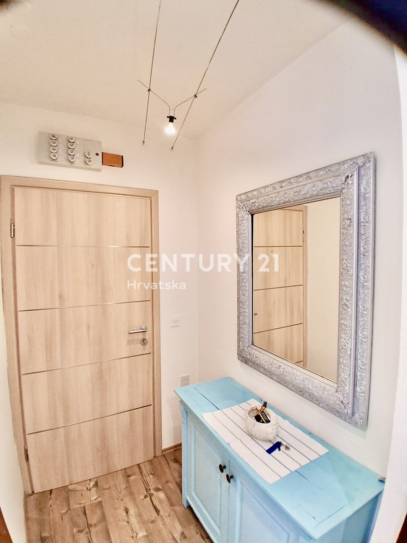 POREČ, ČERVAR PORAT, DVOSOBNO STANOVANJE PRVI VRSTNI RED DO MORJA