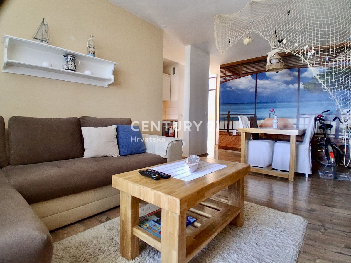 POREČ, ČERVAR PORAT, DVOSOBNO STANOVANJE PRVI VRSTNI RED DO MORJA