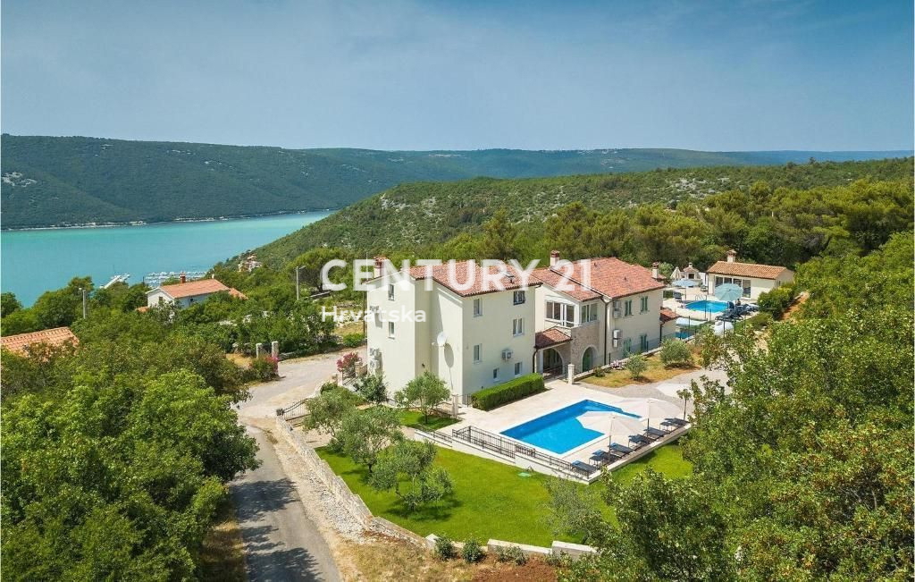 LABIN, HIŠA S DVEMA STANOMA, BAZENOM IN OTVORENIM POGLEDOM NA MORJE