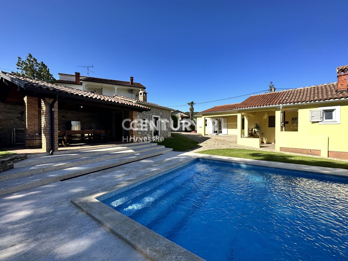 LABIN, PIĆAN, DVE HIŠI S BAZENOM IN POMOŽNIM OBJEKTOM