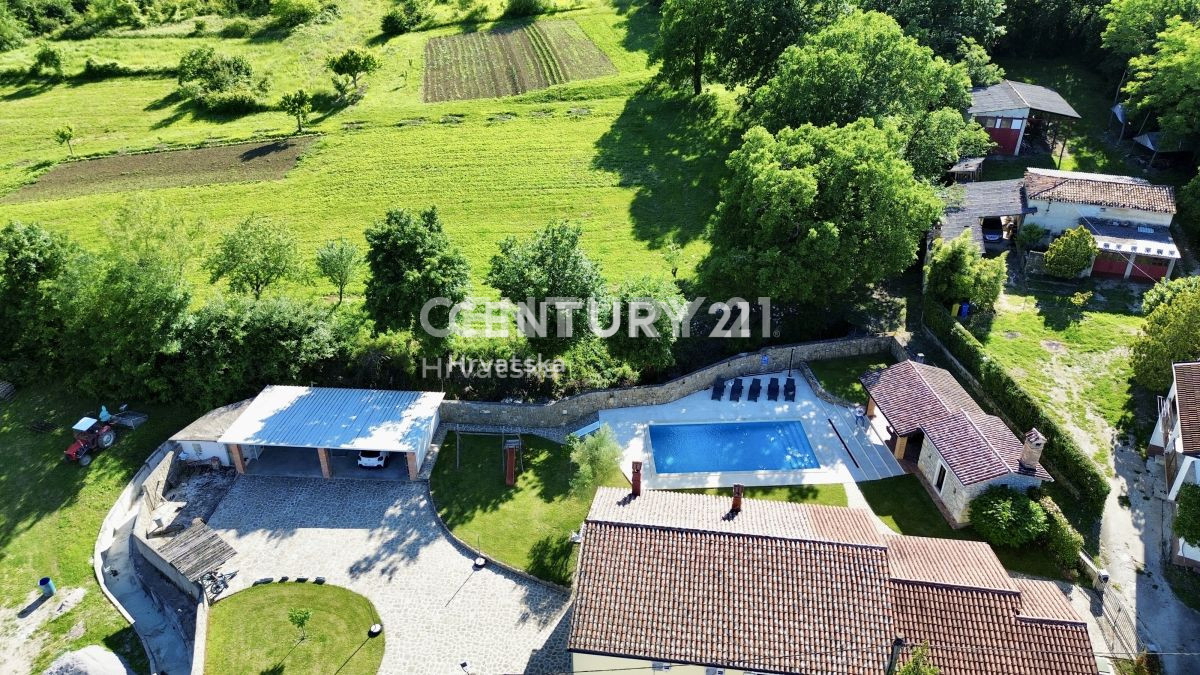 LABIN, PIĆAN, DVE HIŠI S BAZENOM IN POMOŽNIM OBJEKTOM