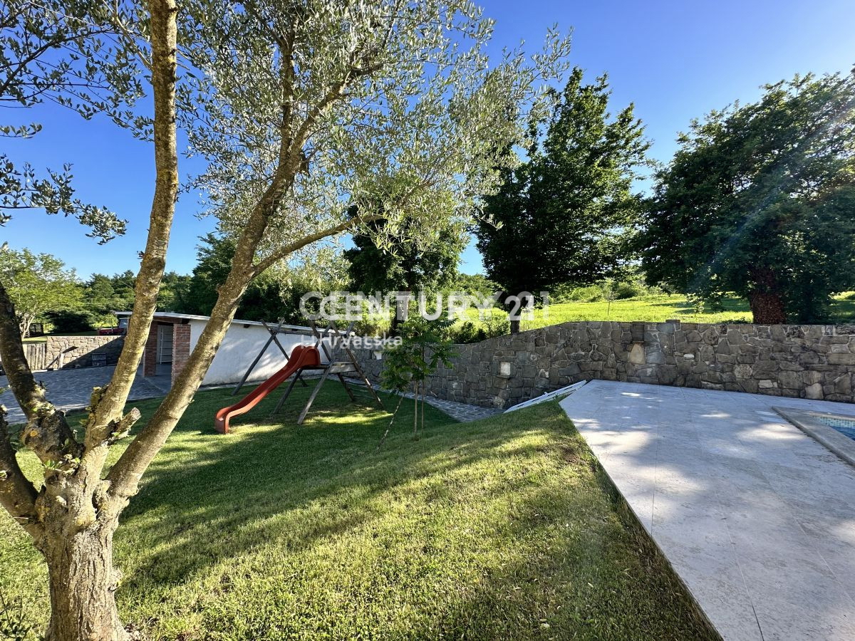 LABIN, PIĆAN, DVE HIŠI S BAZENOM IN POMOŽNIM OBJEKTOM