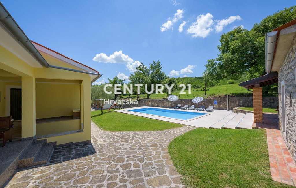 LABIN, PIĆAN, DVE HIŠI S BAZENOM IN POMOŽNIM OBJEKTOM