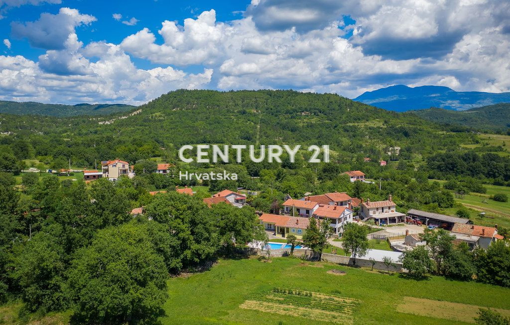 LABIN, PIĆAN, DVE HIŠI S BAZENOM IN POMOŽNIM OBJEKTOM