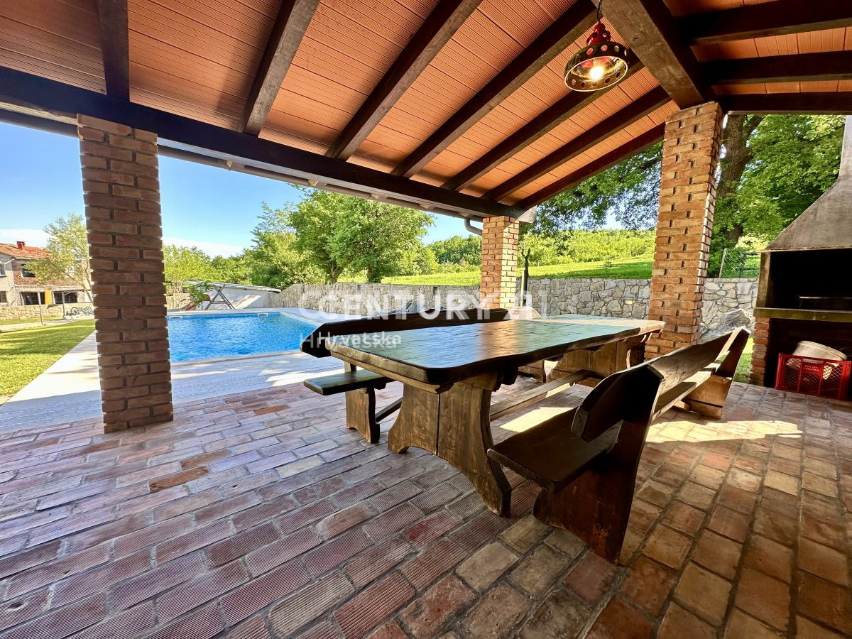 LABIN, PIĆAN, DVE HIŠI S BAZENOM IN POMOŽNIM OBJEKTOM