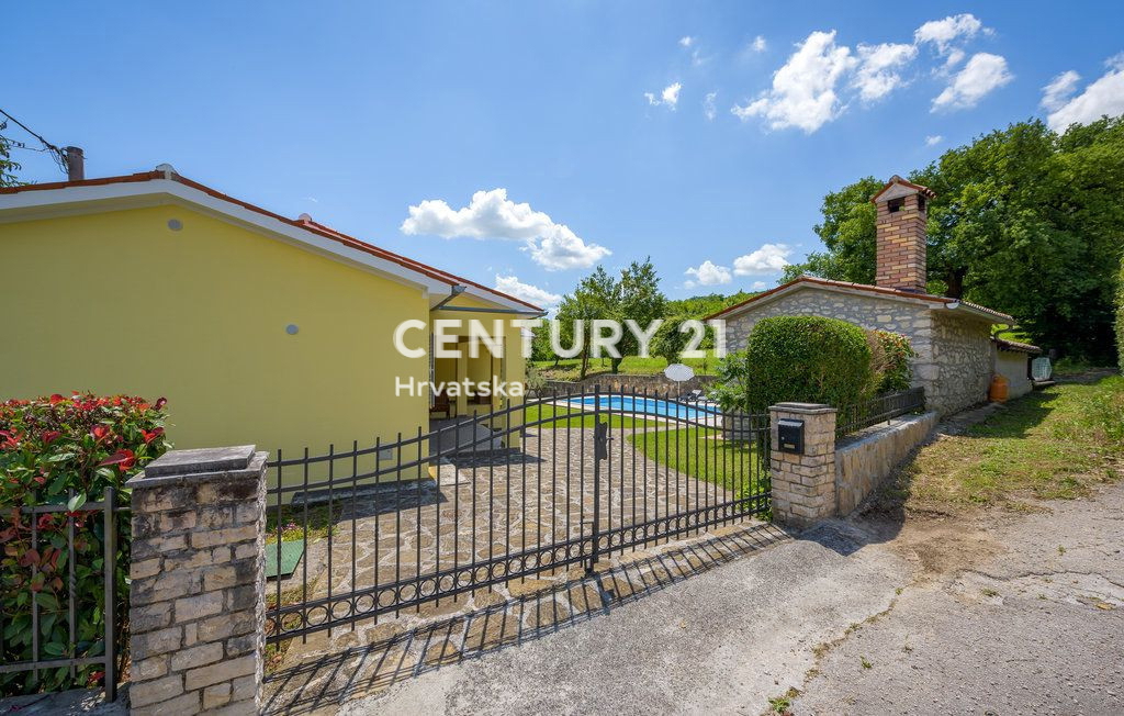 LABIN, PIĆAN, DVE HIŠI S BAZENOM IN POMOŽNIM OBJEKTOM