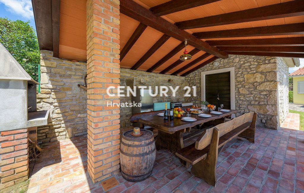 LABIN, PIĆAN, DVE HIŠI S BAZENOM IN POMOŽNIM OBJEKTOM