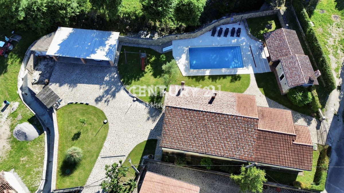 LABIN, PIĆAN, DVE HIŠI S BAZENOM IN POMOŽNIM OBJEKTOM