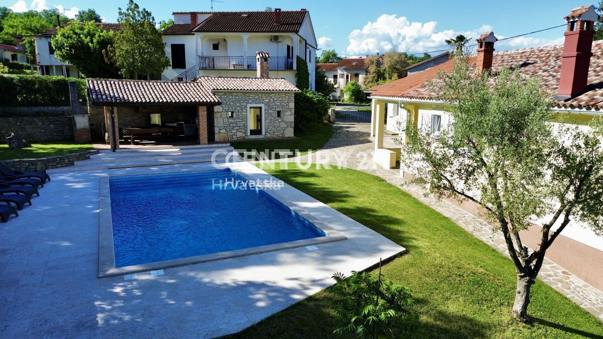 LABIN, PIĆAN, DVE HIŠI S BAZENOM IN POMOŽNIM OBJEKTOM