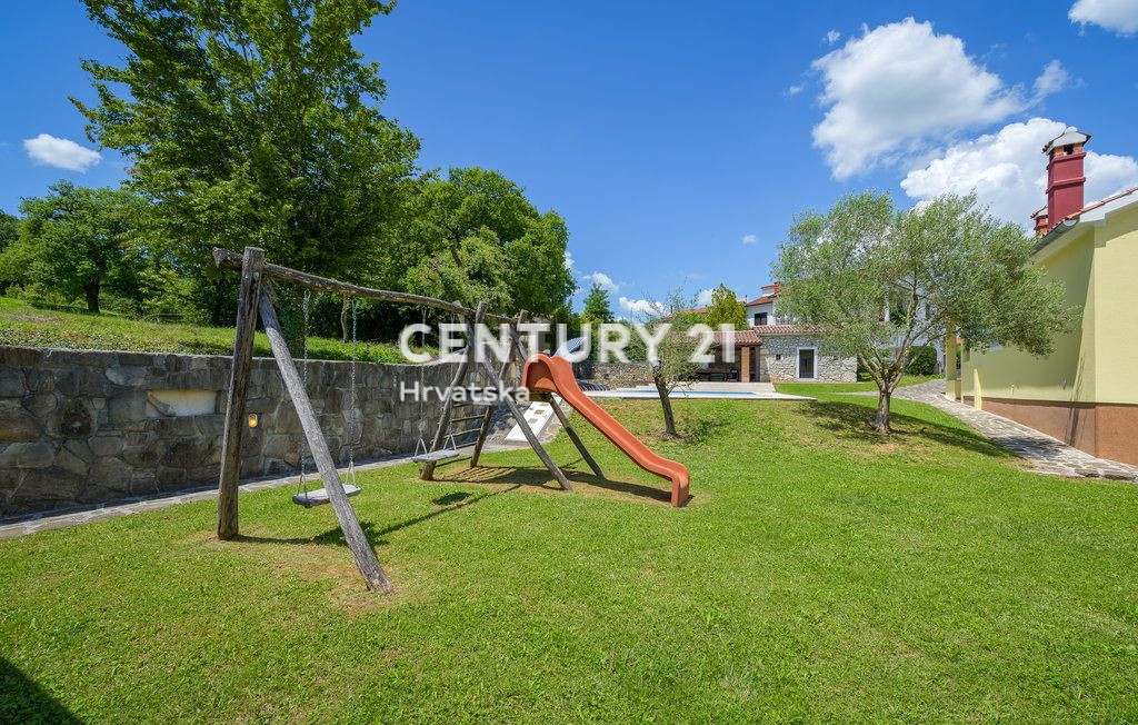 LABIN, PIĆAN, DVE HIŠI S BAZENOM IN POMOŽNIM OBJEKTOM