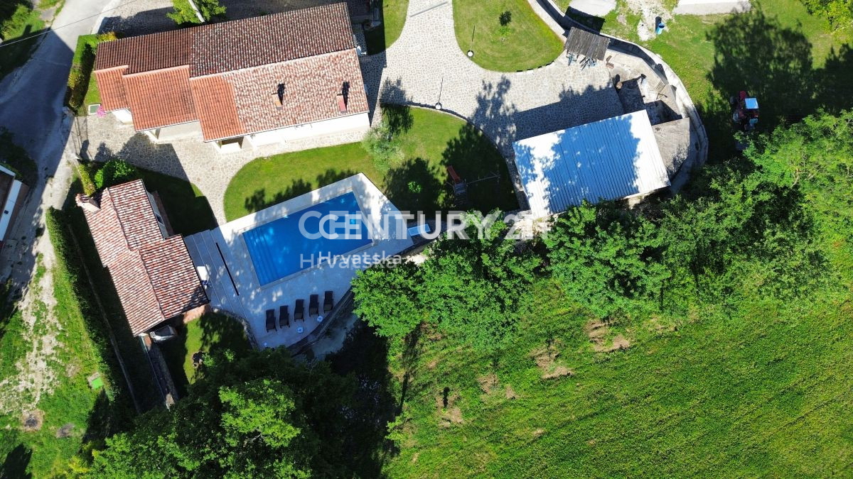 LABIN, PIĆAN, DVE HIŠI S BAZENOM IN POMOŽNIM OBJEKTOM