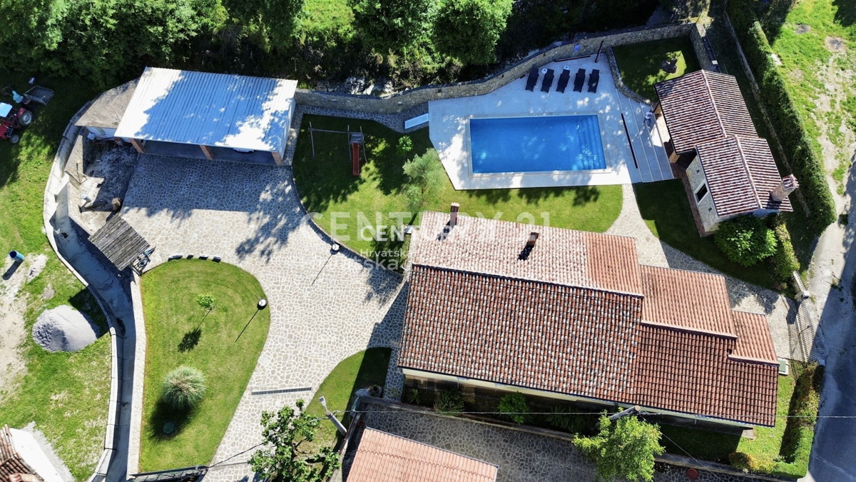 LABIN, PIĆAN, DVE HIŠI S BAZENOM IN POMOŽNIM OBJEKTOM