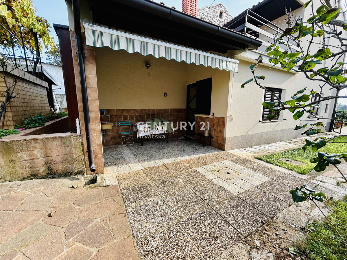 UMAG, OKOLICA, DVOJNA HIŠA SAMO 2 KM OD MORJA