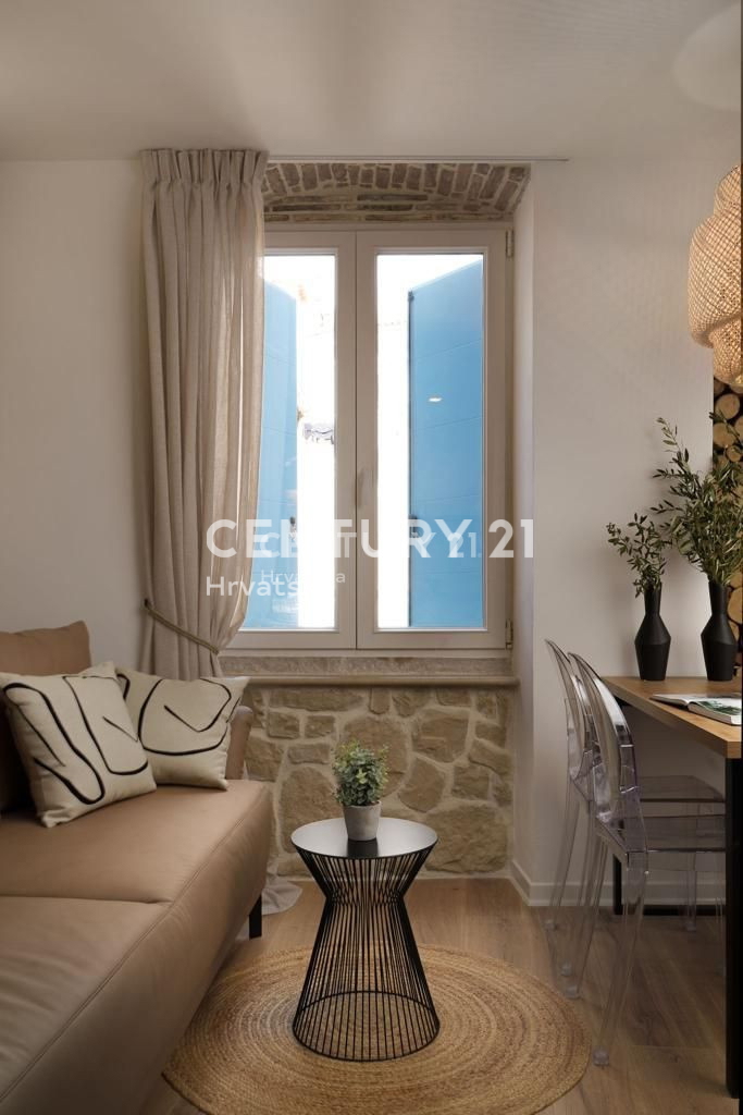 ROVINJ, DIZAJNERSKI UREĐEN STAN U CENTRU MESTA