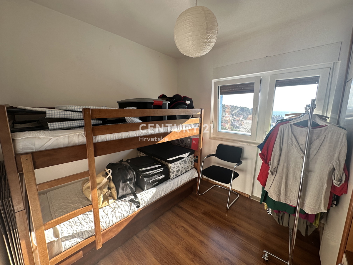 LABIN, RABAC, STANOVANJE Z ODPRTIM POGLEDOM NA MORJE, 200 M OD MORA