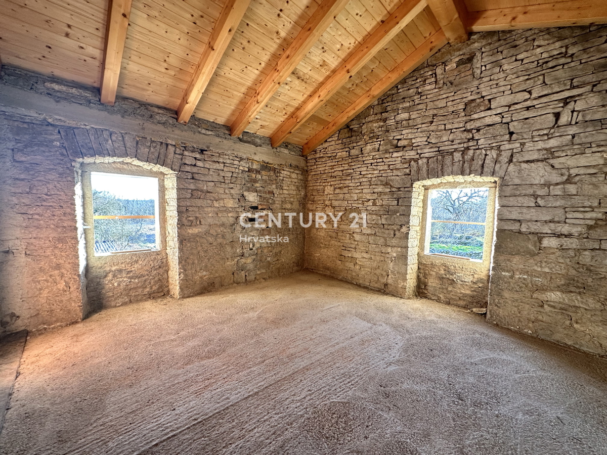 PAZIN, LINDAR, DELNO RENOVIRANA KAMNITA HIŠA Z OKOLICO NA MIRNI LOKACIJI