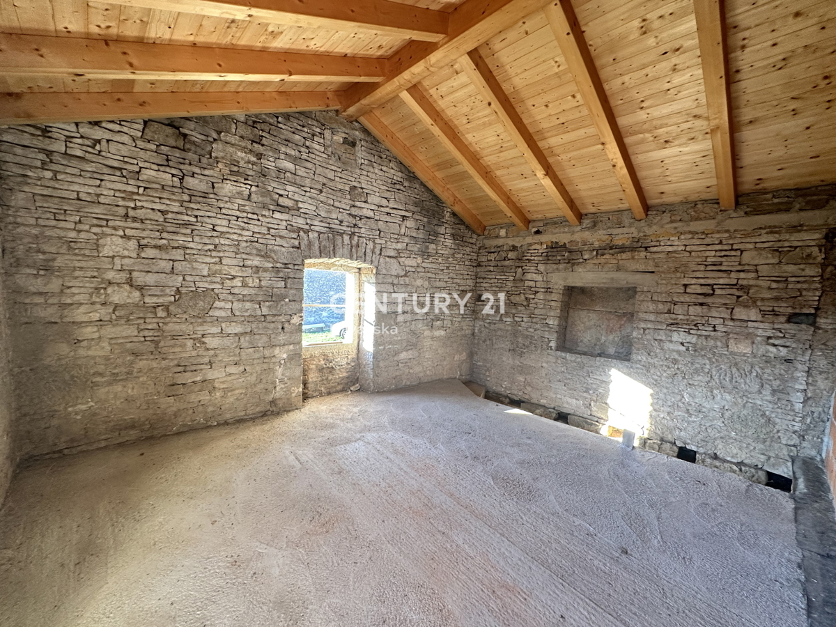 PAZIN, LINDAR, DELNO RENOVIRANA KAMNITA HIŠA Z OKOLICO NA MIRNI LOKACIJI