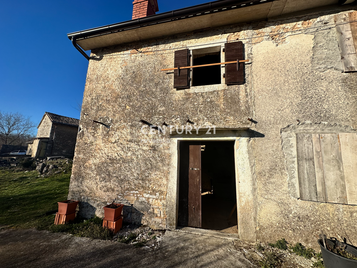 PAZIN, LINDAR, DELNO RENOVIRANA KAMNITA HIŠA Z OKOLICO NA MIRNI LOKACIJI