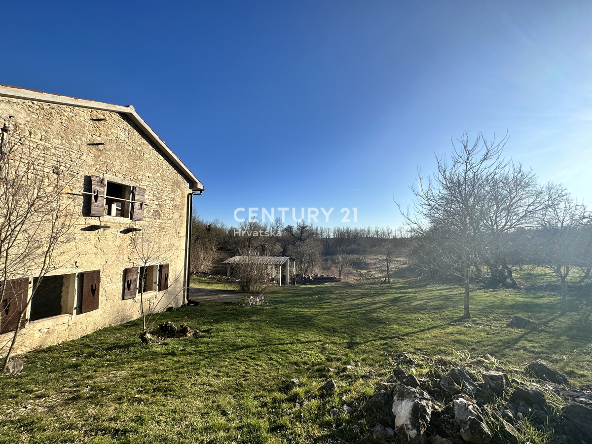 PAZIN, LINDAR, DELNO RENOVIRANA KAMNITA HIŠA Z OKOLICO NA MIRNI LOKACIJI