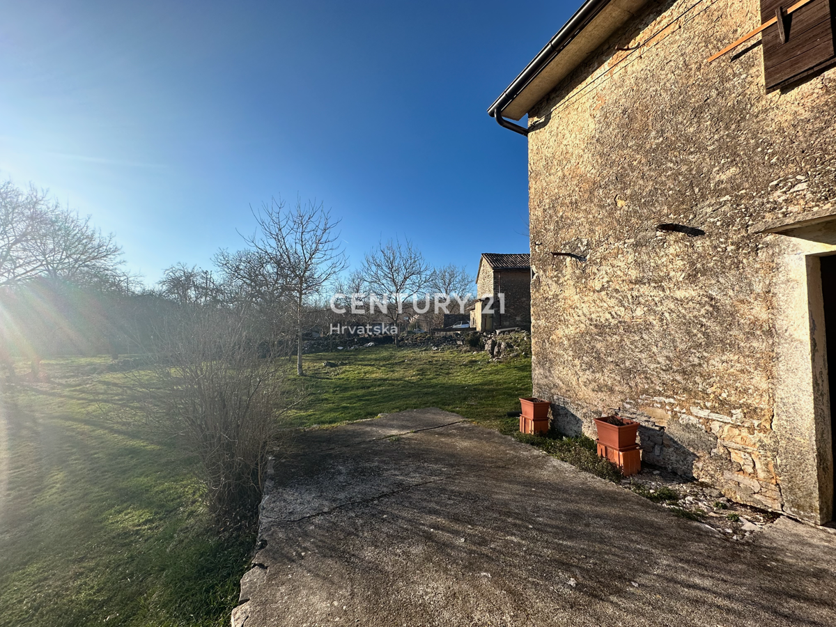 PAZIN, LINDAR, DELNO RENOVIRANA KAMNITA HIŠA Z OKOLICO NA MIRNI LOKACIJI