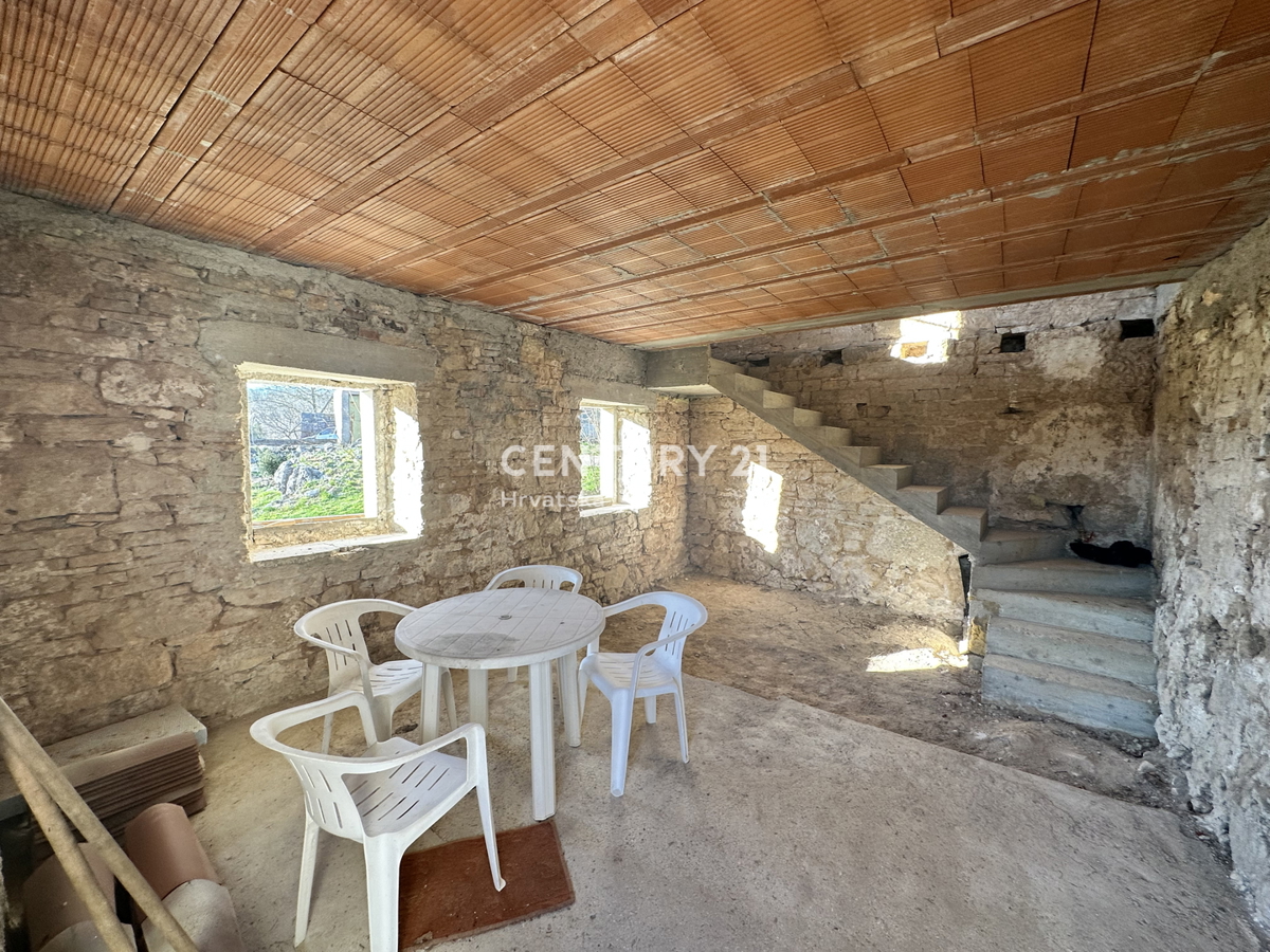 PAZIN, LINDAR, DELNO RENOVIRANA KAMNITA HIŠA Z OKOLICO NA MIRNI LOKACIJI