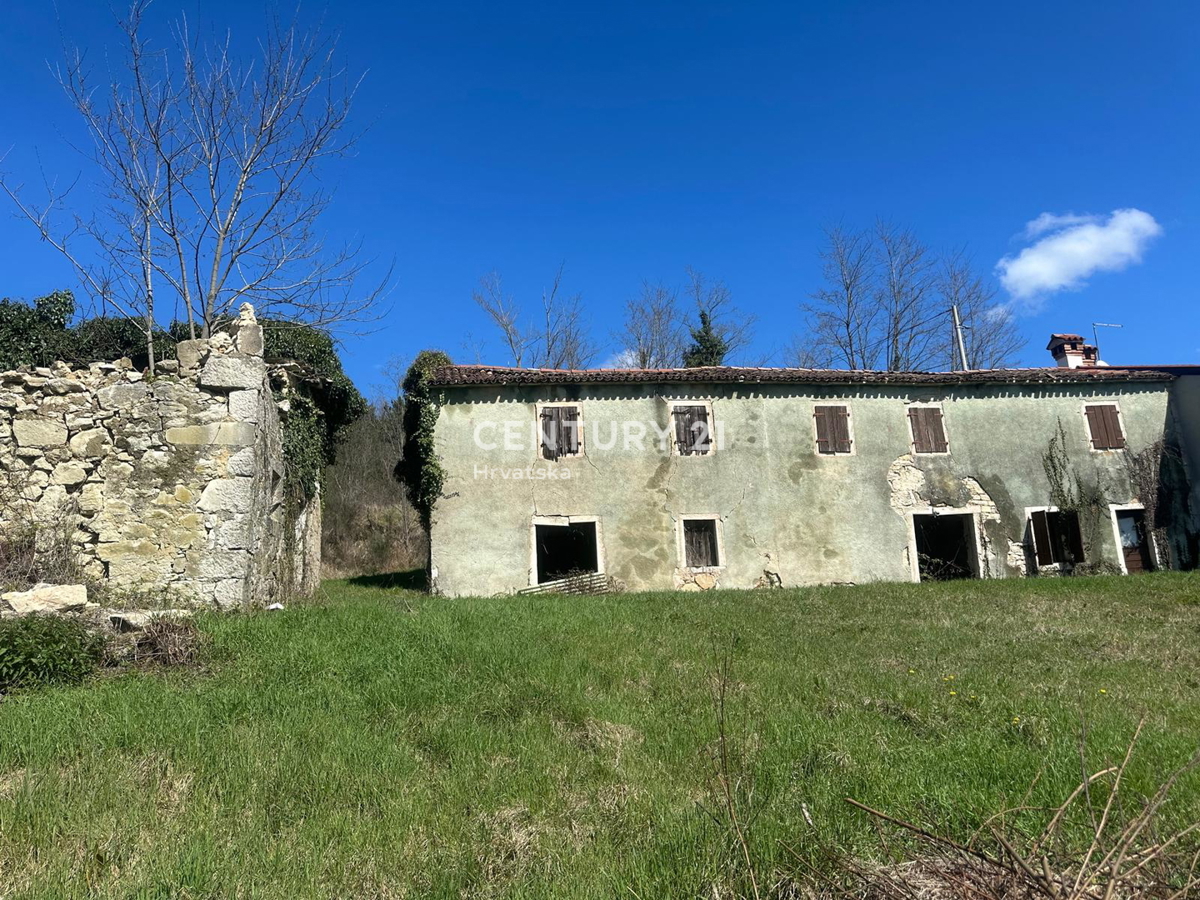 GROŽNJAN, PRODAJA ČUDOVITEGA POSESTVA Z ODPRTIM RAZGLEDOM NA NARAVO