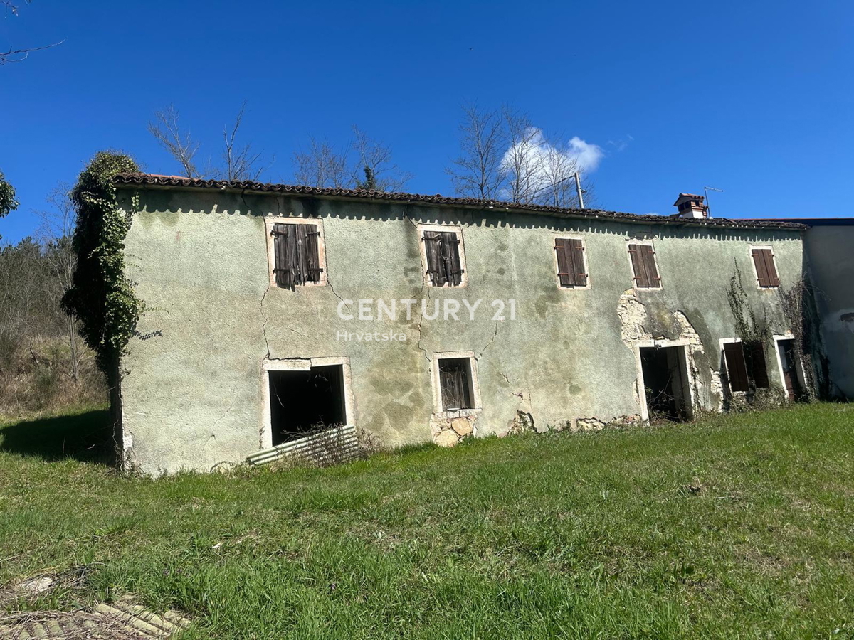 GROŽNJAN, PRODAJA ČUDOVITEGA POSESTVA Z ODPRTIM RAZGLEDOM NA NARAVO