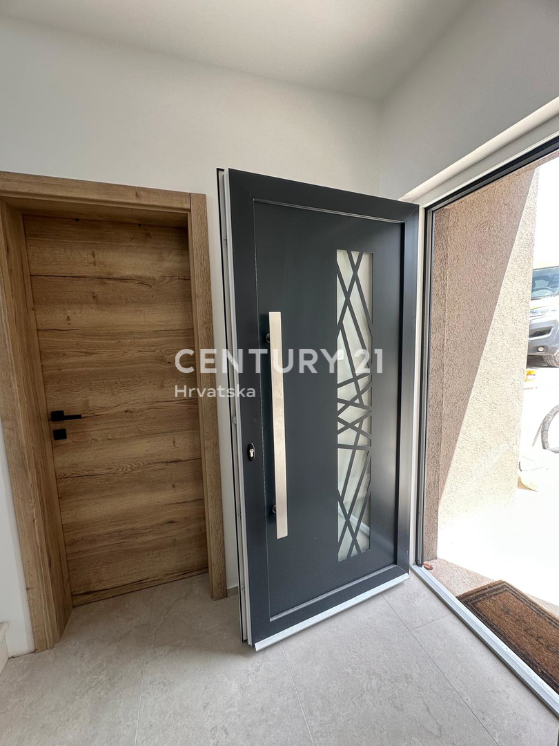 POREČ, PRODAJA SE HIŠA S BAZENOM, NOVOGRADNJA, ZADNJA DO ZELENEGA PASU