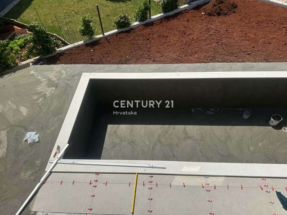 POREČ, PRODAJA SE HIŠA S BAZENOM, NOVOGRADNJA, ZADNJA DO ZELENEGA PASU